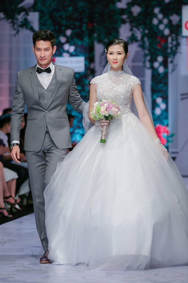 Huy Khanh Mac Anh Thu mang con gai len san catwalk-Hinh-3